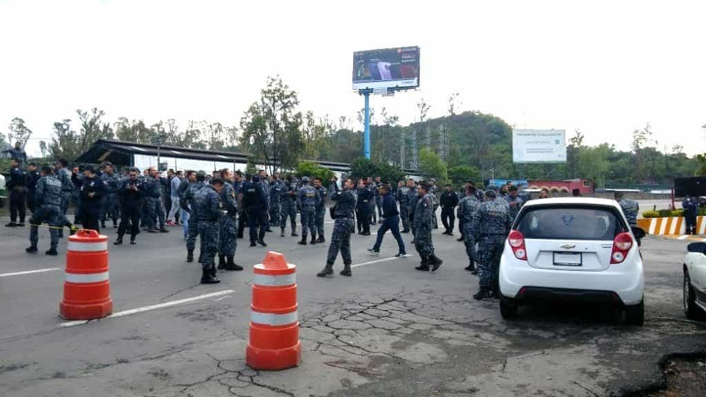 Policías Federal bloquean la México-Pachuca. Foto: Lopezdoriga.com