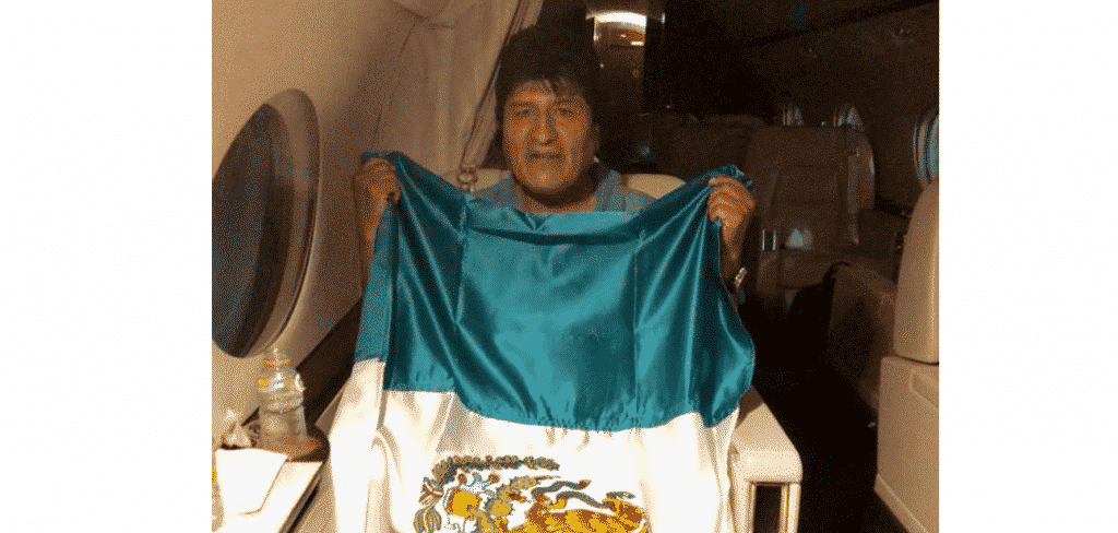 Evo Morales hace escala en Paraguay