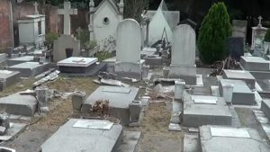 Mujer cayó dentro de una tumba en Iztapalapa