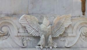 decapitar águila del Hemiciclo a Juárez