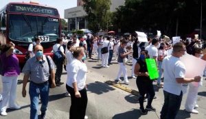 personal médico del Hospital La Raza protesta en Calzada Vallejo