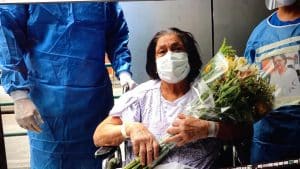 Mujer de 84 años gana la batalla contra el COVID-19