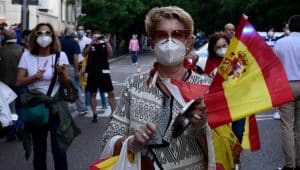 España reinicia actividades con uso de cubrebocas obligatorio