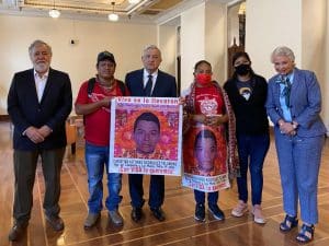 López se reúne con padres de los 43 normalistas desaparecidos de Ayotzinapa