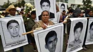 López se reúne con padre de los 43 normalistas desaparecidos de Ayotzinapa