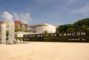 Por huracán Zeta, cierran zonas arqueológicas y museos en Yucatán y Quintana Roo