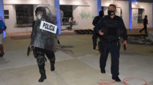 Deplora CNDH uso de armas de fuego para dispersar manifestación feminista en Cancún