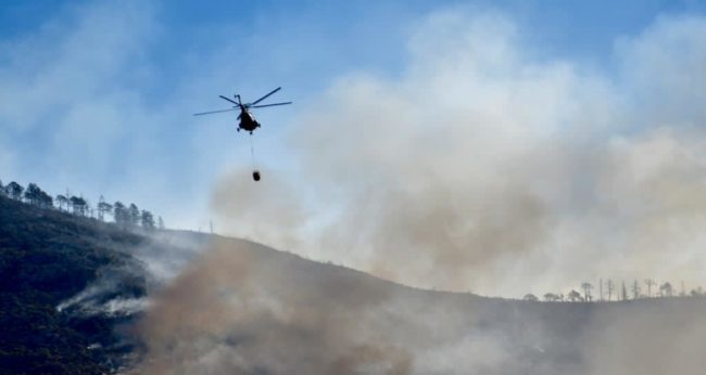 helicópteros combaten incendio en Arteaga
