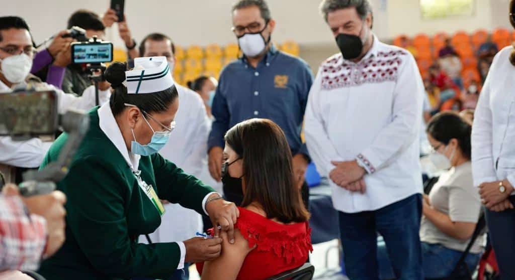 vacunación contra COVID a maestros de Chiapas
