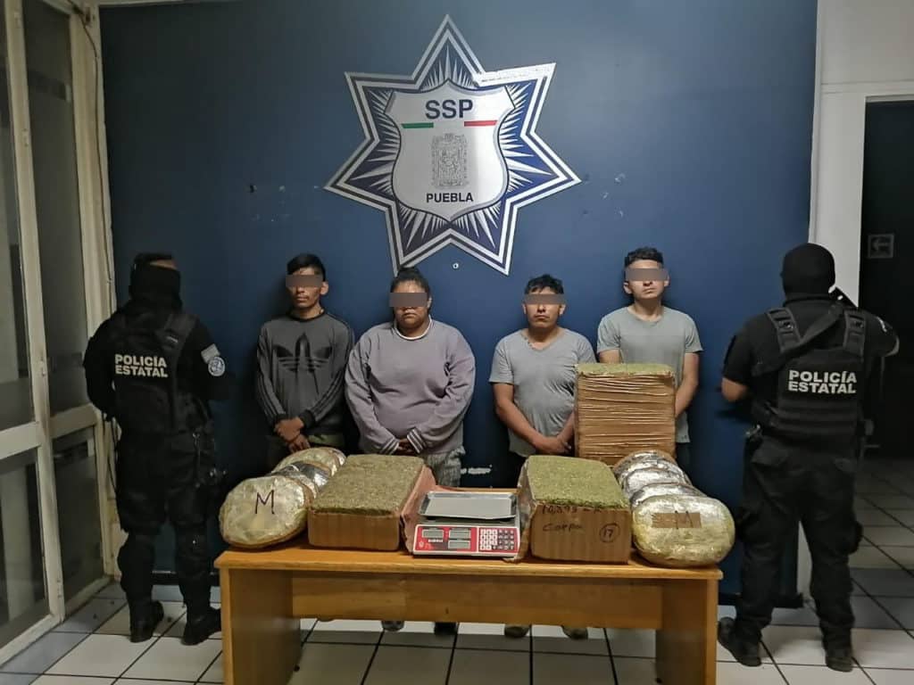 Detienen a cuatro por transportar 50 kilos de marihuana de Michoacán a Puebla