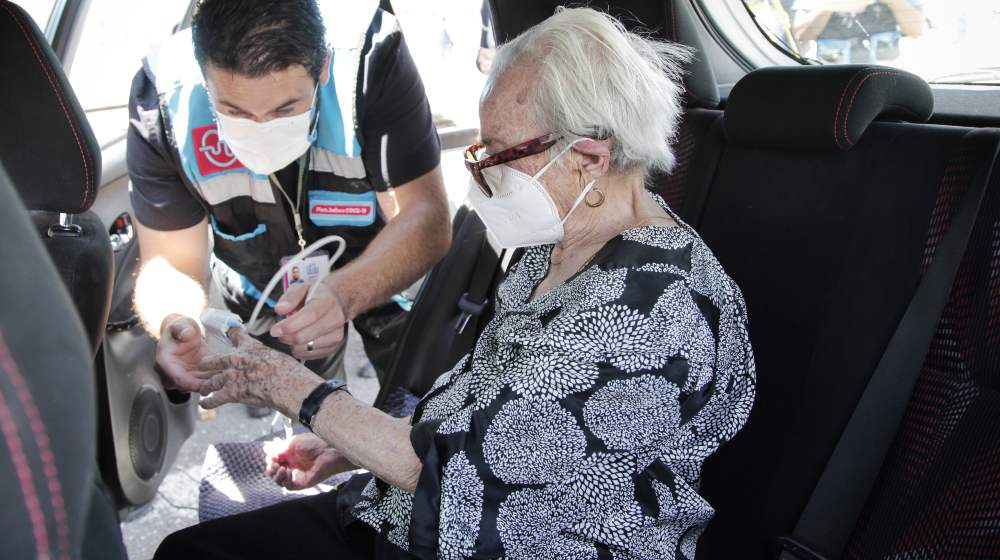 Mujer de 100 años recibe vacuna contra COVID-19 en Jalisco