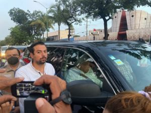 Manifestantes detienen camioneta de López