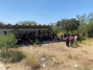 Rescatan a 162 migrantes abandonados