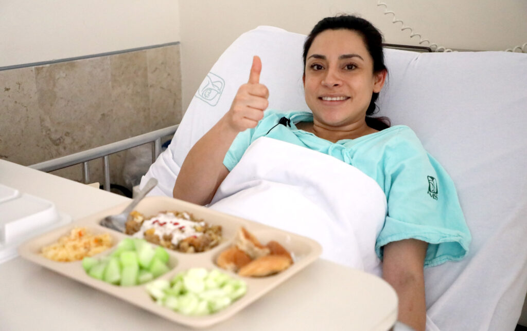 Deleita IMSS con raciones personalizadas y chiles en nogada a pacientes y trabajadores del Hospital de Gineco-Obstetricia No. 4