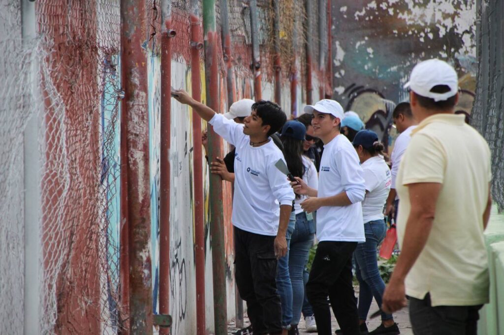 En equipo, voluntarios y vecinos rehabilitan espacio público en El Rocío