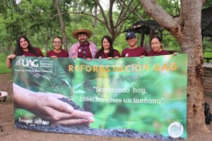 Alumnos de la UAG reforesta Bosque El Centinela