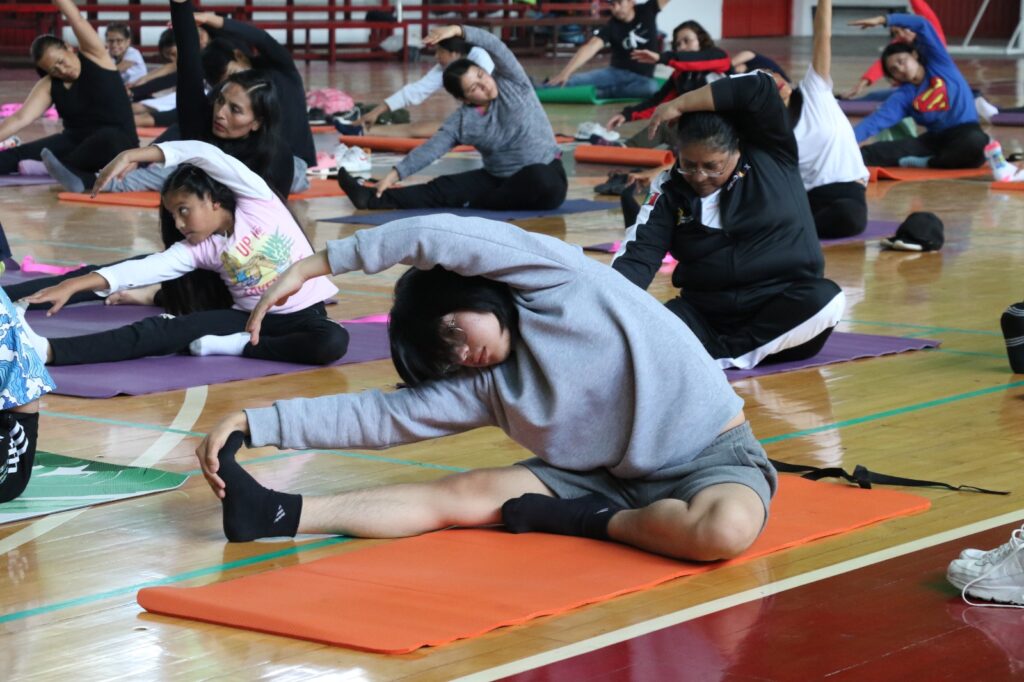 Macro Clase de Yoga en Gimnasio de Basquetbol de la Ciudad Deportiva Edomex
