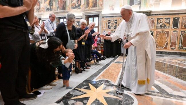 El Papa a los Oblatos Benedictinos: Sean modelos de hospitalidad