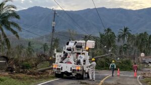 CFE incrementa esfuerzos, personal y equipo para restablecer el servicio eléctrico en el Estado de Guerrero tras el impacto del huracán ‘Otis’