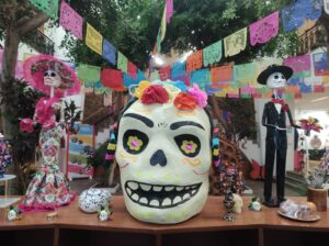 Las manos mexiquenses dan vida a la muerte con artesanías de cartonería