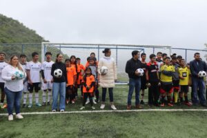 Entrega titular del INDEREQ cancha de futbol en Landa de Matamoros