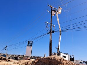 Trabaja personal de CFE día y noche; restablecen el servicio eléctrico al 93% de los usuarios afectados por el huracán norma en los estados de Baja California Sur y Sinaloa