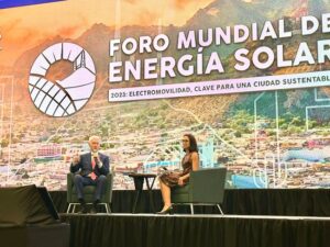 El presidente Bill Clinton y Tania Ortiz Mena, presidenta de Sempra Infraestructura, conversan sobre transición energética en el Foro Mundial de Energía Solar 2023