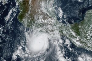Otis se intensificó rápidamente a huracán categoría 2