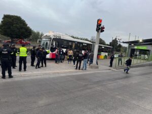 Realizan autoridades mexiquenses operativo para evitar invasión al carril confinado del Mexibús
