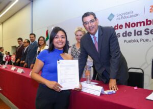 Con entrega de nombramientos, gobierno estatal reconoce a docentes y brinda certeza laboral en Puebla