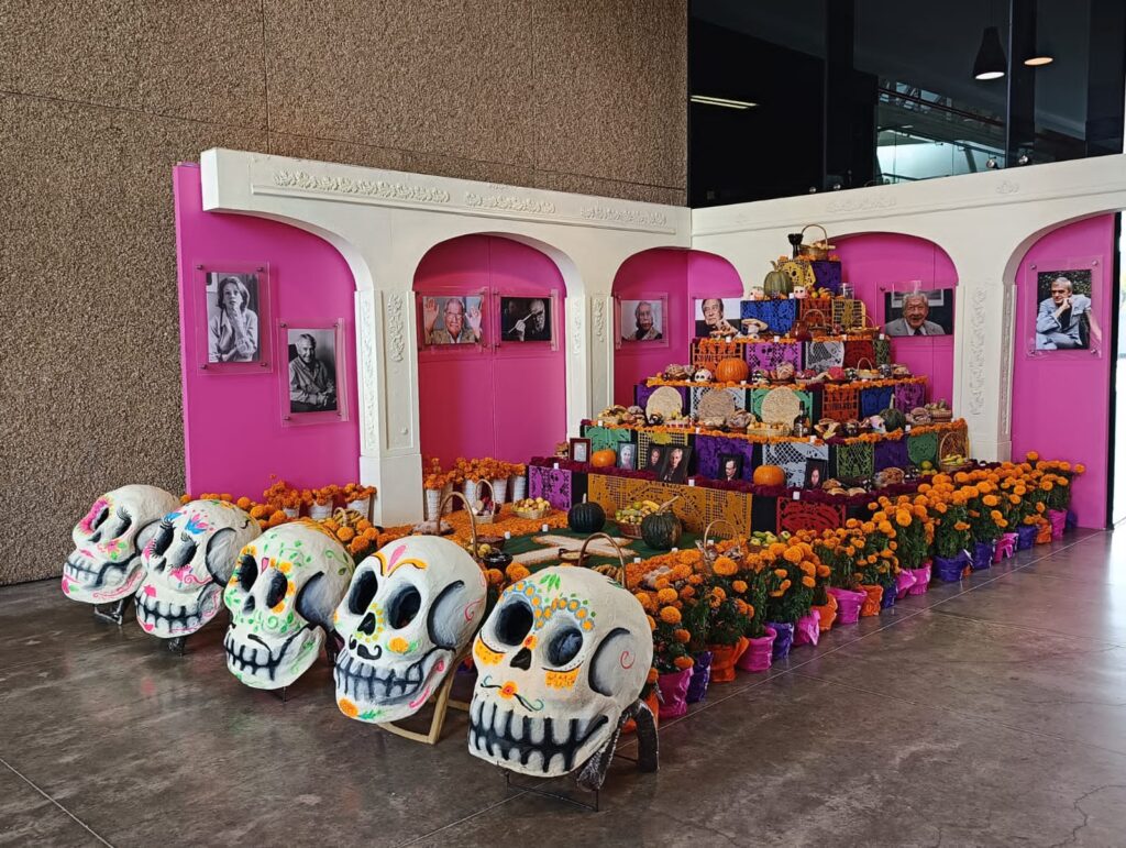 Familias disfrutan del Día de Muertos en el Centro Cultural Mexiquense Bicentenario
