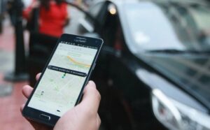 El AICM habilita un área especial para taxis de aplicación como Uber y DiDi