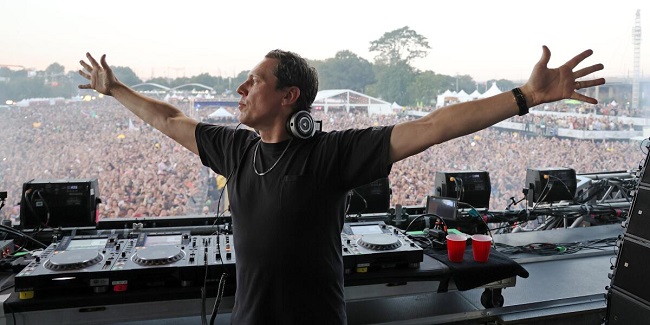 Tiësto Named First In-Game DJ for Super Bowl