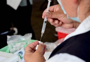 Estrategia Nacional de Vacunación fue efectiva contra ómicron, revelan resultados de estudio científico