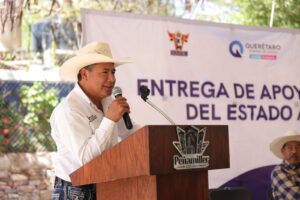 Entrega SEDEA forraje a ganaderos de Tolimán y Peñamiller