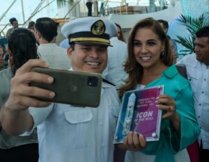 Recibe Mara Lezama al crucero más grande del mundo en Mahahual, Quintana Roo
